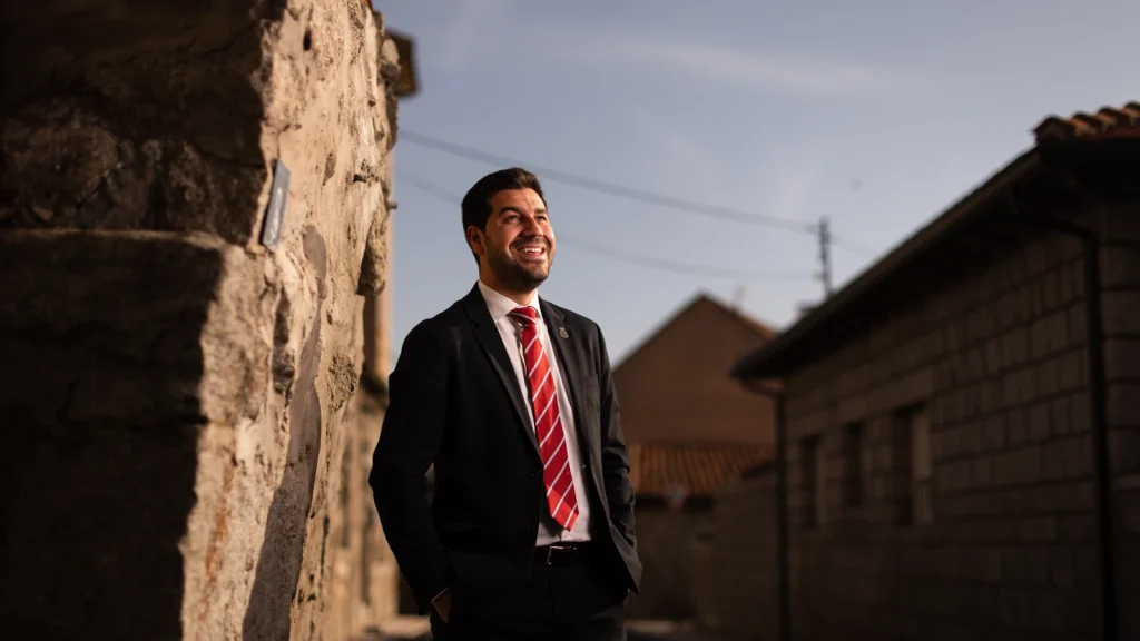 Sergio Yunquera, alcalde de El Boalo, Cerceda y Mataelpino, en la plaza mayor de Cerceda durante una entrevista.