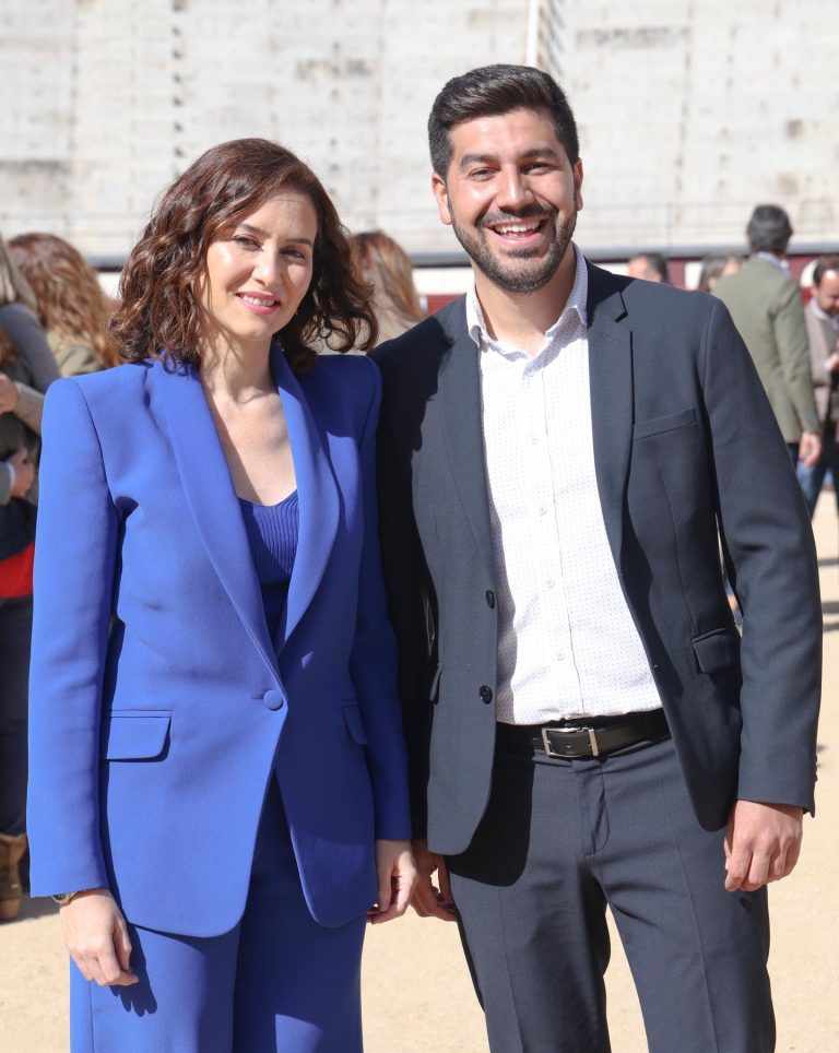 Fotografía de Sergio Yunquera, alcalde de El Boalo, Cerceda y Mataelpino, junto a Isabel Díaz Ayuso, presidenta de la Comunidad de Madrid, sonriendo en un evento al aire libre.