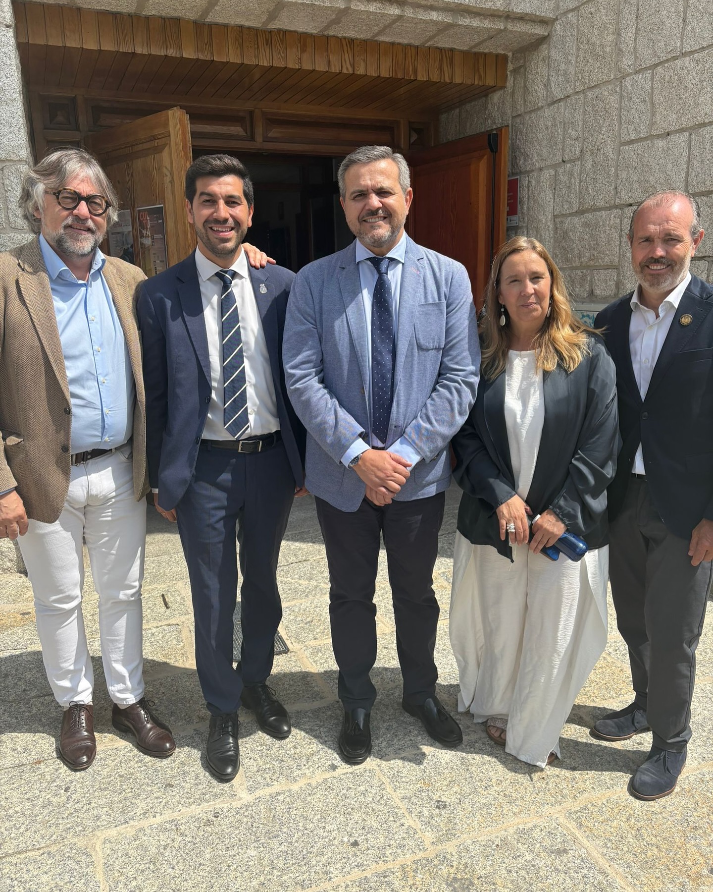El Alcalde Sergio Yunquera, el Consejero Jorge Rodrigo y otros representantes, posando sonrientes en los Premios Avanza por la Sierra, destacando el apoyo a El Boalo, Cerceda y Mataelpino.