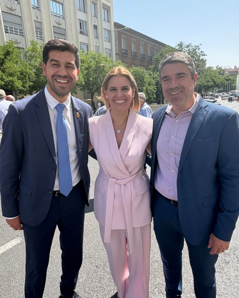 El Alcalde Sergio Yunquera sonriendo junto a la portavoz del Partido Popular en la Asamblea de Madrid, Noelia Núñez, y el Presidente de la Federación Madrileña de Municipios (FMM), Jorge García Díaz, en la concentración por la financiación local.