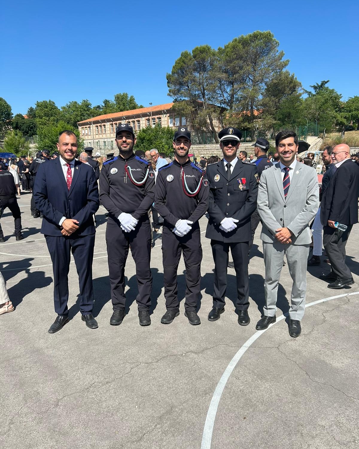 El Alcalde Sergio Yunquera y el concejal de seguridad junto a dos nuevos policías locales de El Boalo, Cerceda y Mataelpino tras su graduación.