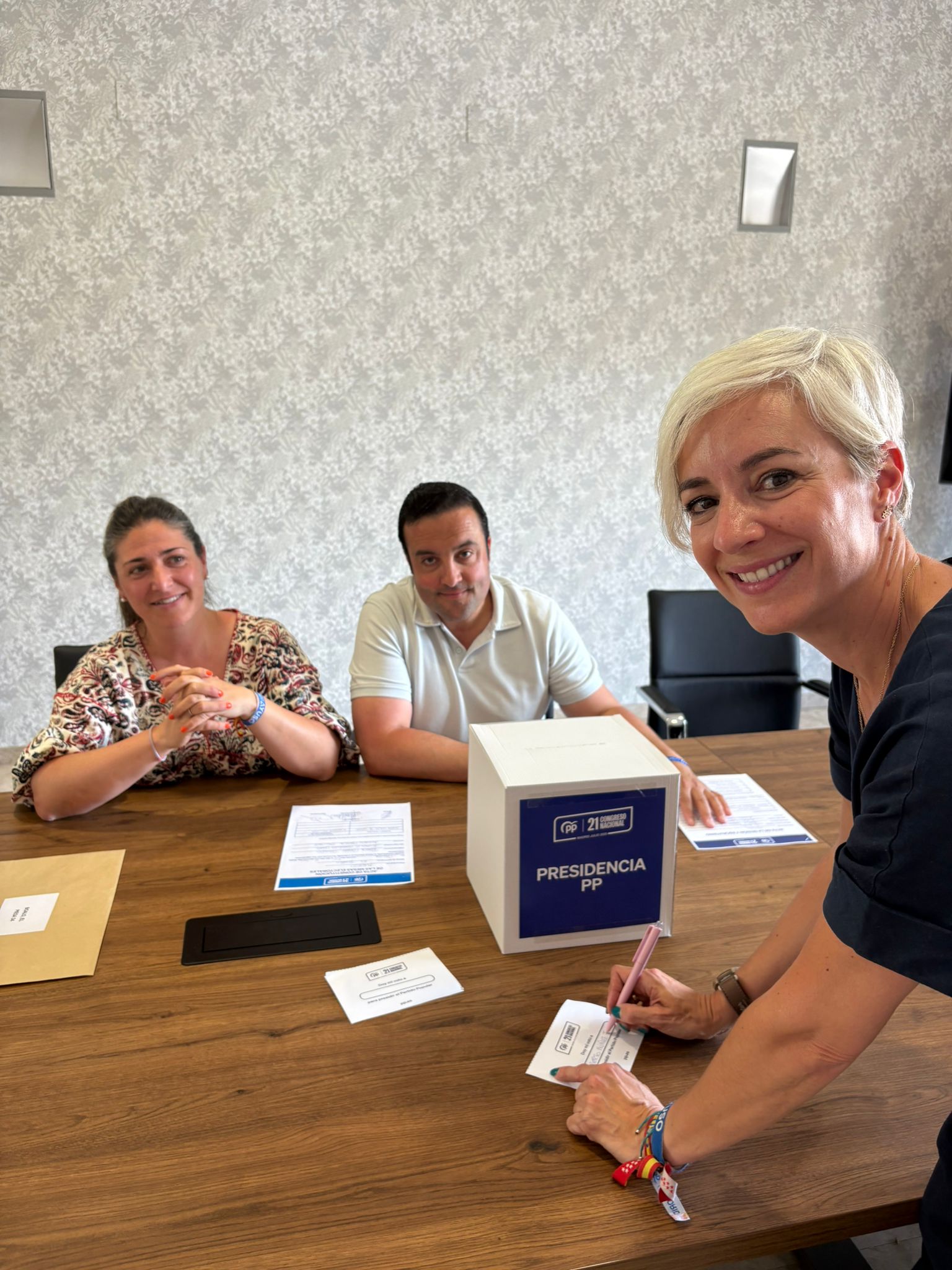 Una afiliada del Partido Popular de El Boalo, Cerceda y Mataelpino sonríe mientras registra su participación en la jornada de votación del 21º Congreso Nacional.