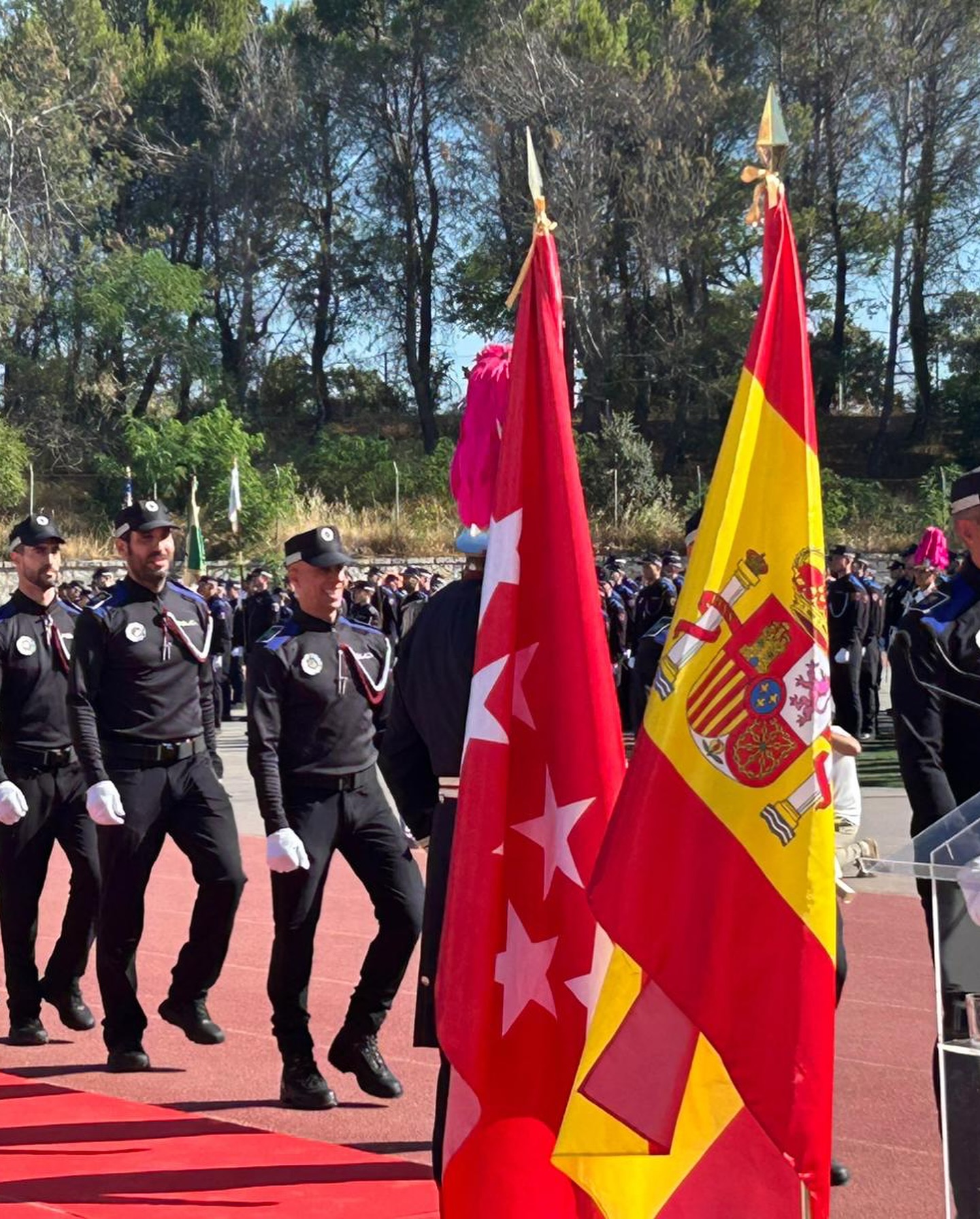 Desfile de policías locales recién graduados en el IFISE, con las banderas de España y la Comunidad de Madrid, un evento al que asistió el Alcalde Sergio Yunquera en representación de El Boalo, Cerceda y Mataelpino.