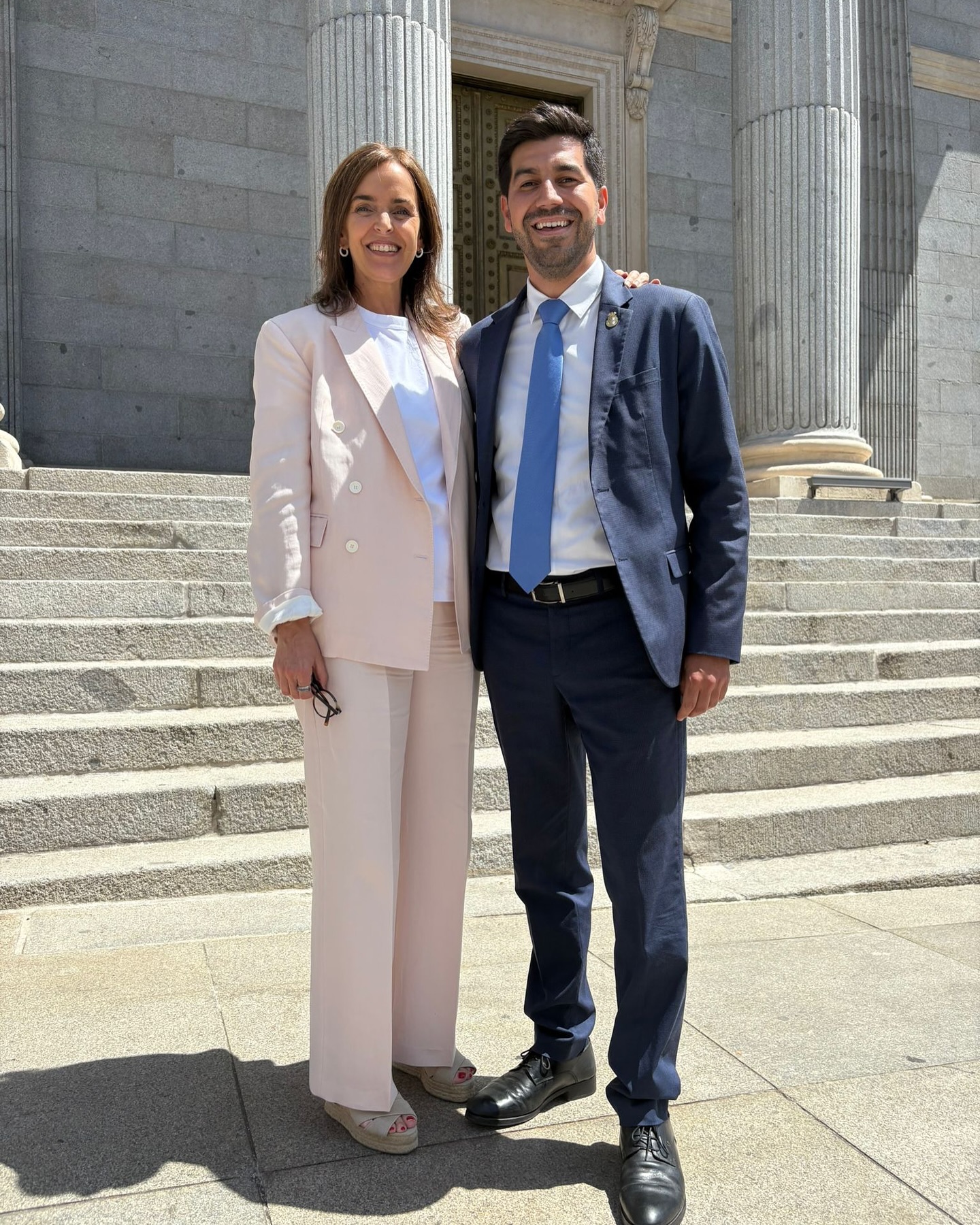 El Alcalde Sergio Yunquera posando sonriente con la portavoz del Partido Popular en la Asamblea de Madrid, Noelia Núñez, frente a las escaleras del Congreso de los Diputados durante la concentración por la financiación local.