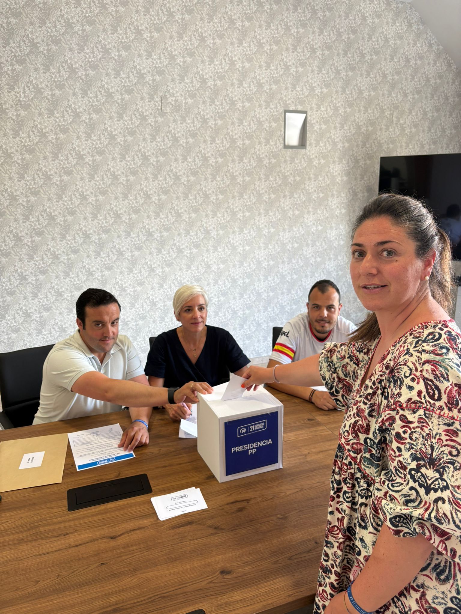 Una afiliada del Partido Popular de El Boalo, Cerceda y Mataelpino depositando su voto en la urna durante la jornada electoral del 21º Congreso Nacional.