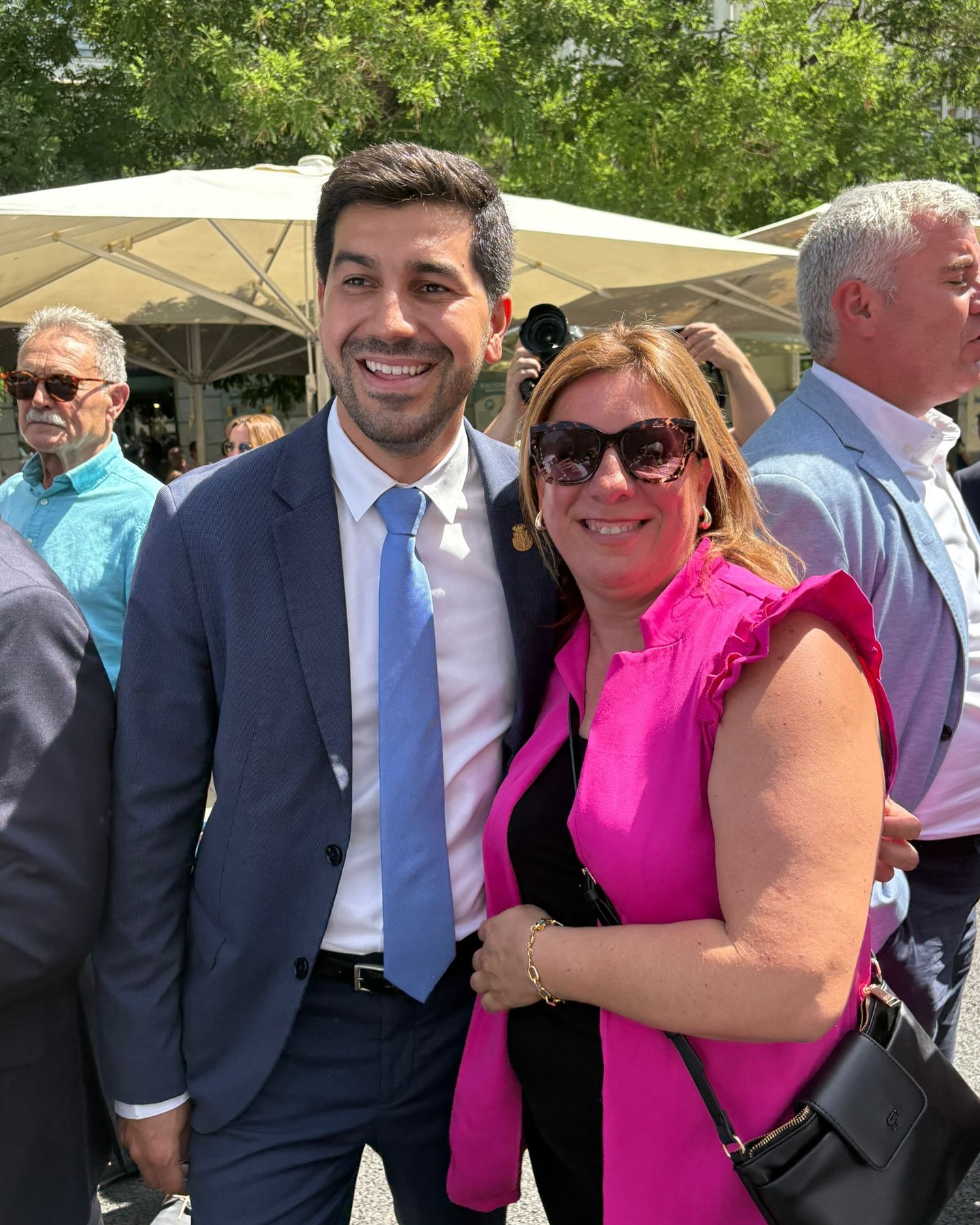 El Alcalde Sergio Yunquera sonriendo junto a una compañera de partido en la concentración frente al Congreso por la financiación local.