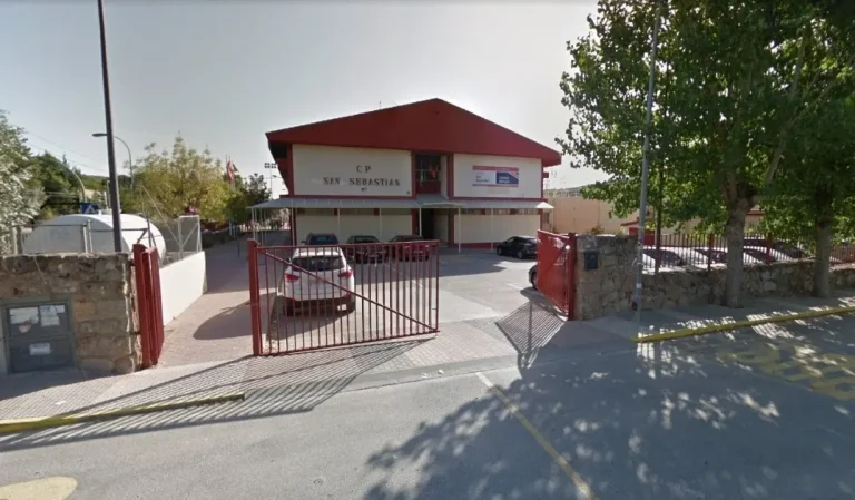 Fachada del CEIPSO San Sebastián en El Boalo, futuro IES El Boalo, con su entrada y zona de aparcamiento.