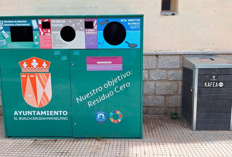 Un gran contenedor verde con múltiples compartimentos para reciclaje de diferentes tipos de residuos, incluyendo "Radiografías" y un mensaje "Nuestro objetivo: Residuo Cero", junto a un contenedor más pequeño.