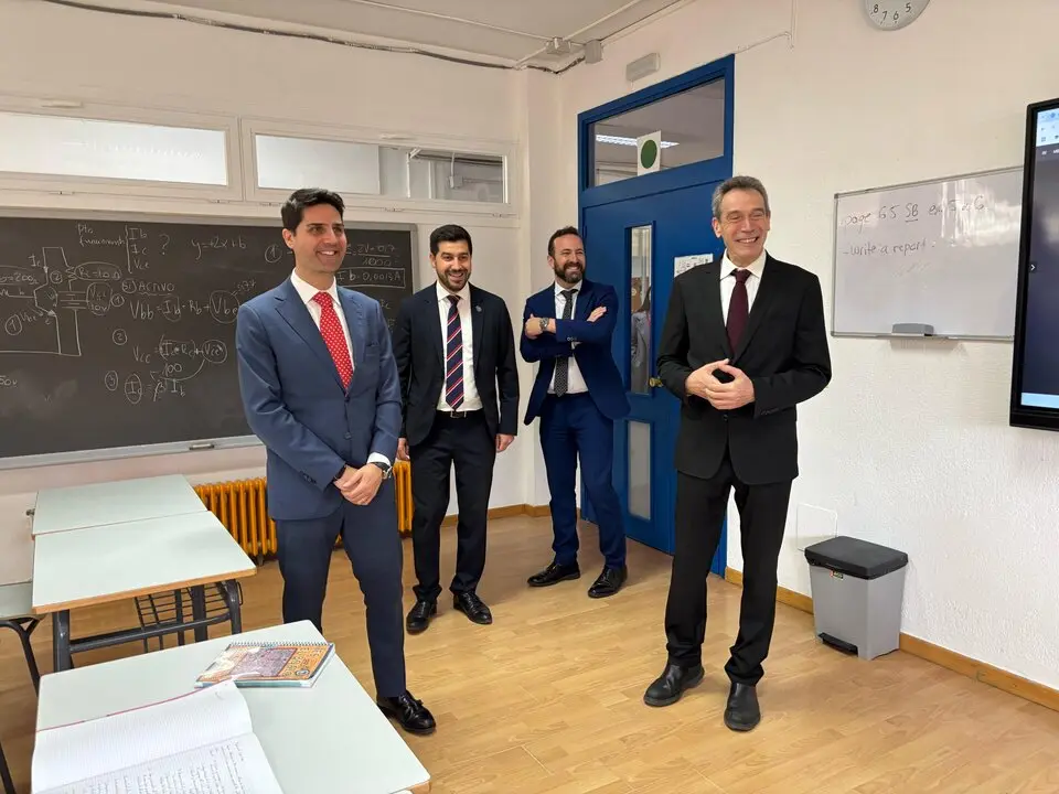 Cuatro hombres, incluido el alcalde Sergio Yunquera, de pie en un aula moderna, observando el espacio.