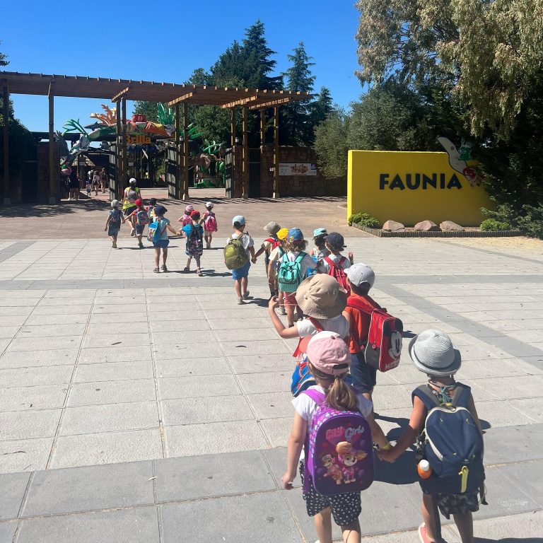 Un grupo de niños participando en una actividad cultural o taller, con monitores y materiales didácticos.