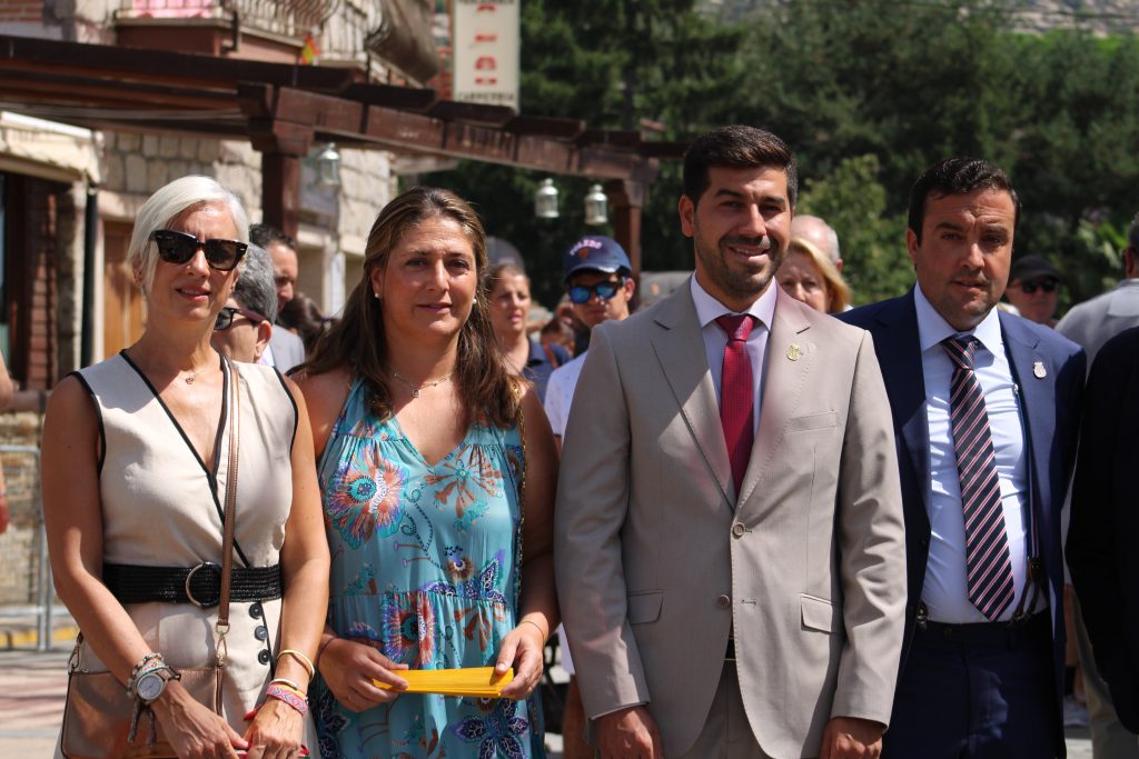 El Alcalde Sergio Yunquera (tercero por la izquierda), junto a Olga Romero y otros miembros de la corporación municipal, asistiendo a uno de los eventos centrales de las Fiestas de Mataelpino 2025.