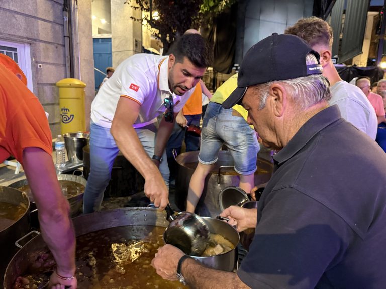 El Alcalde Sergio Yunquera colaborando en el servicio de un guiso popular, junto a otros vecinos, durante las Fiestas de El Boalo 2025.